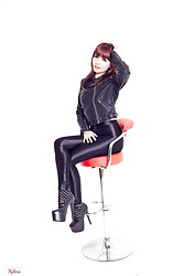 Rock chick raunchiness - Photo #1