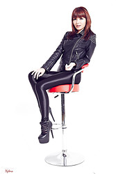 Rock chick raunchiness - Photo #2