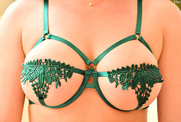 Macey : Sexy, Green & Strappy - Photo #3