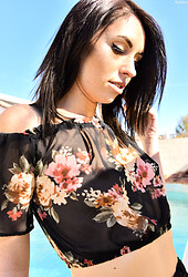 Ashley : Beauty Poolside - Photo #5