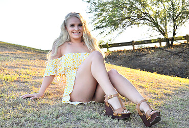 Bella : Blonde Hairy Pussy - Photo #2