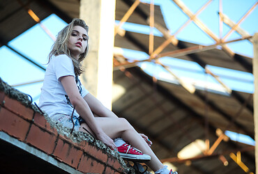 We started by shooting some fashiony style pictures for Chloe Breathtakerss model book. - Photo #1