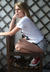 We started by shooting some fashiony style pictures for Chloe Breathtakerss model book. - Photo #7