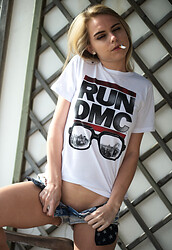 We started by shooting some fashiony style pictures for Chloe Breathtakerss model book. - Photo #8