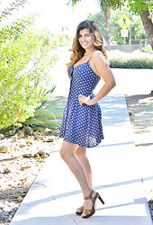 Gianna : Pretty Dog Walker - Photo #1