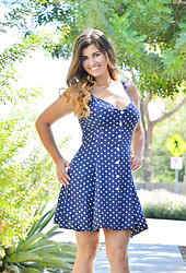 Gianna : Pretty Dog Walker - Photo #2