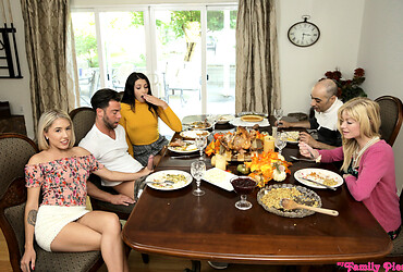 Avi Love, Paisley Bennett, Seth Gamble - Thanksgiving Is For Creampies - S10:E6 - Photo #8