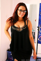 Behind the scenes - Amateur babes put those round asses on display, working what they've got - Photo #11
