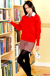 Sarah Louise strips down and puts those titties on full display - Photo #5