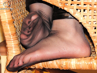 Eva's feet are just the appetizer for this brunette's killer bod - Photo #16