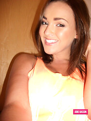 Jodie Gasson captures her orange top and shorts mix in a sultry selfie - Photo #1