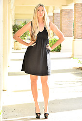 Allie : Leggy Curvy Beauty - Photo #1