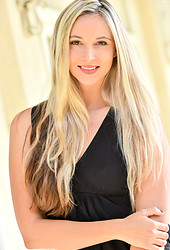 Allie : Leggy Curvy Beauty - Photo #3