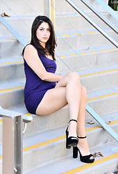 Lola : Spreads On The Stairs - Photo #1