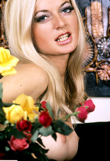 Natural blond with freckles gets a load of cum in her mouth