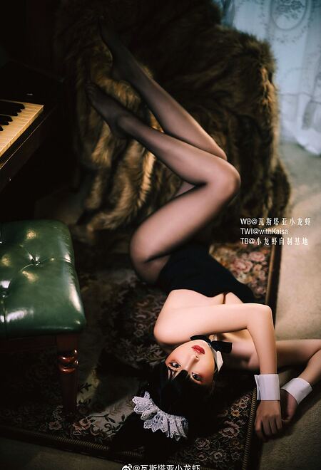 Teen Asian Cosplay Girl in Pantyhose